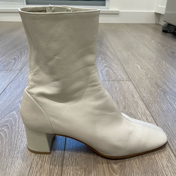 Size 39 (8.5) Zara booties in off-white - Picture 4 of 7